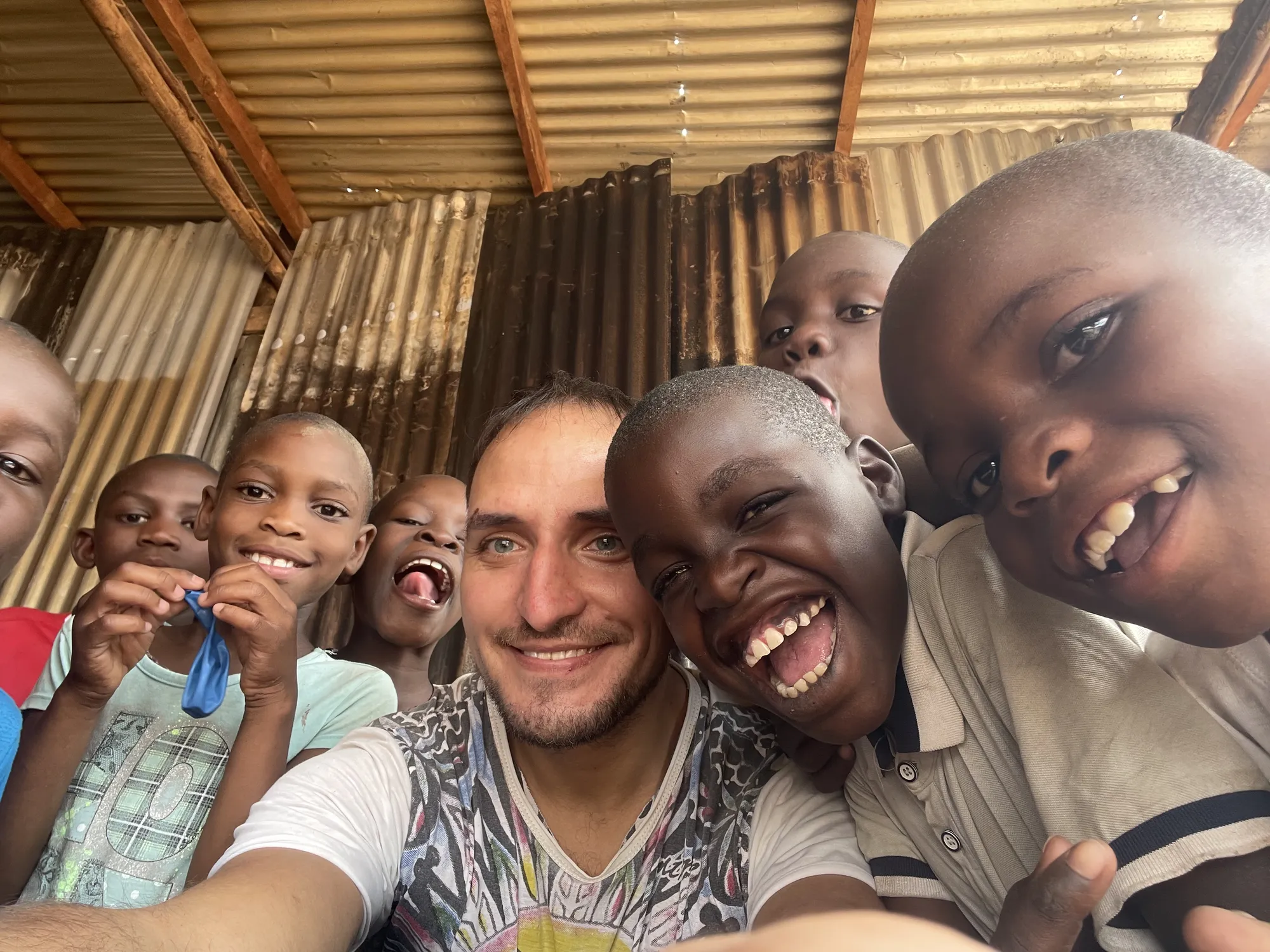 A past volunteer with children at Watoto Wa Africa