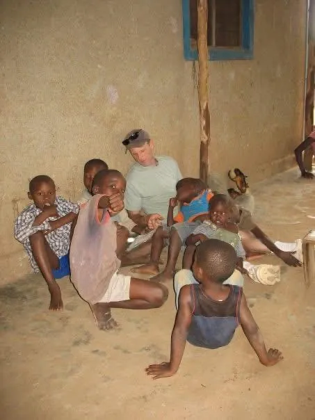 A past volunteer with children at Watoto Wa Africa